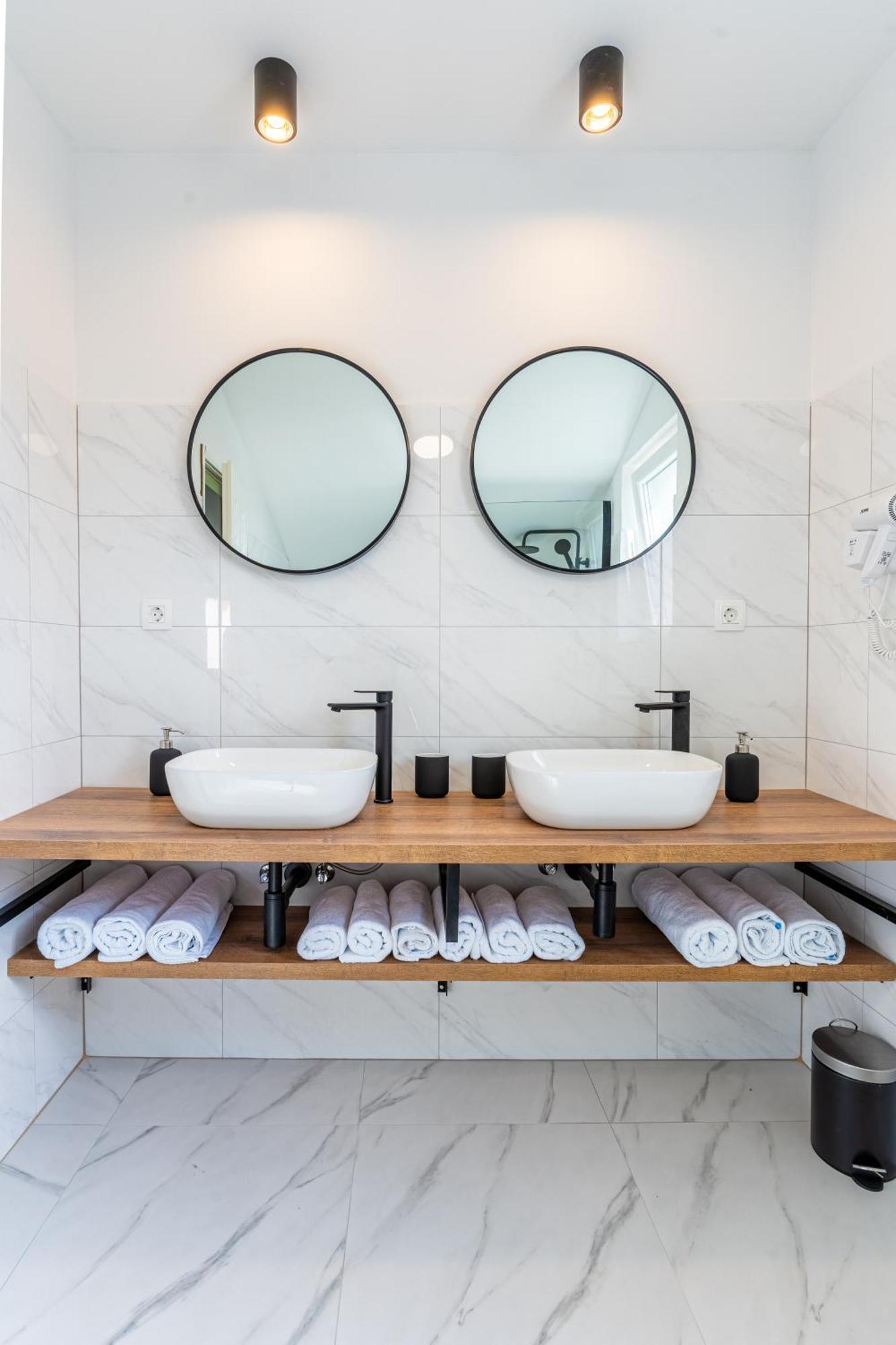 קרס Apartments & Rooms Klemenc מראה חיצוני תמונה